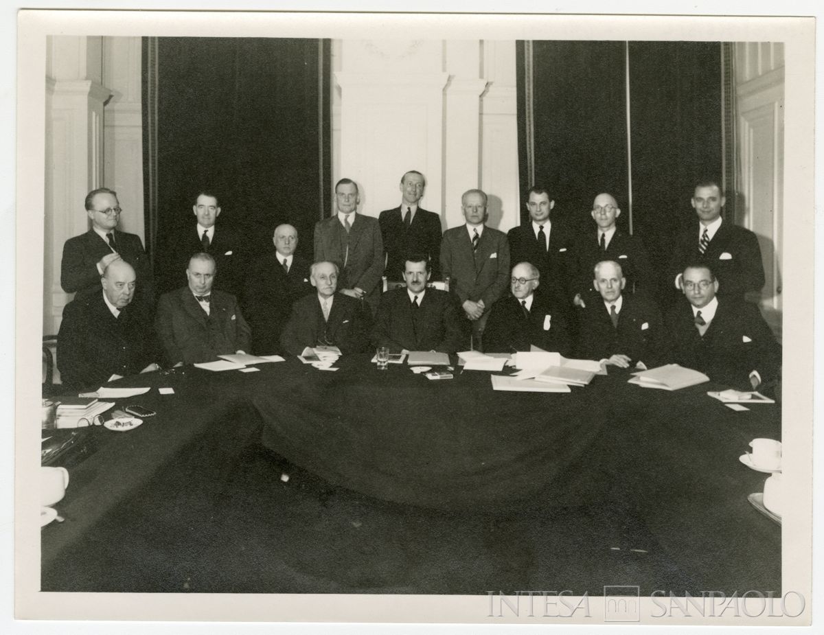 Il presidente della Cariplo Stefano Jacini a una riunione internazionale n.i., Londra, [1946-1952] (Miles & Kaye)