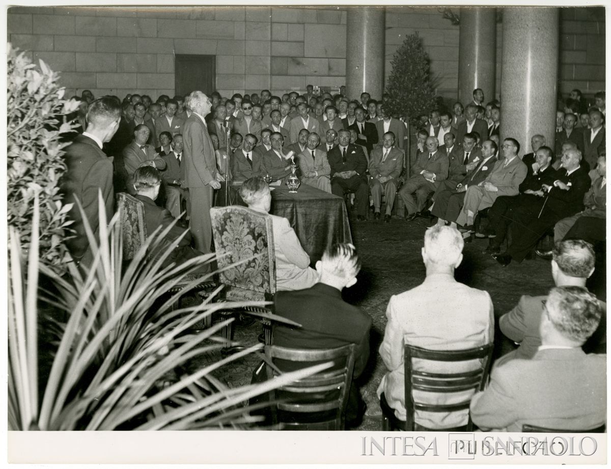 Commemorazione dello scomparso presidente Cariplo Stefano Jacini all'interno del Palazzo delle Colonne; intervento di Gian Luigi Dones, 4 luglio 1952 (Publifoto)