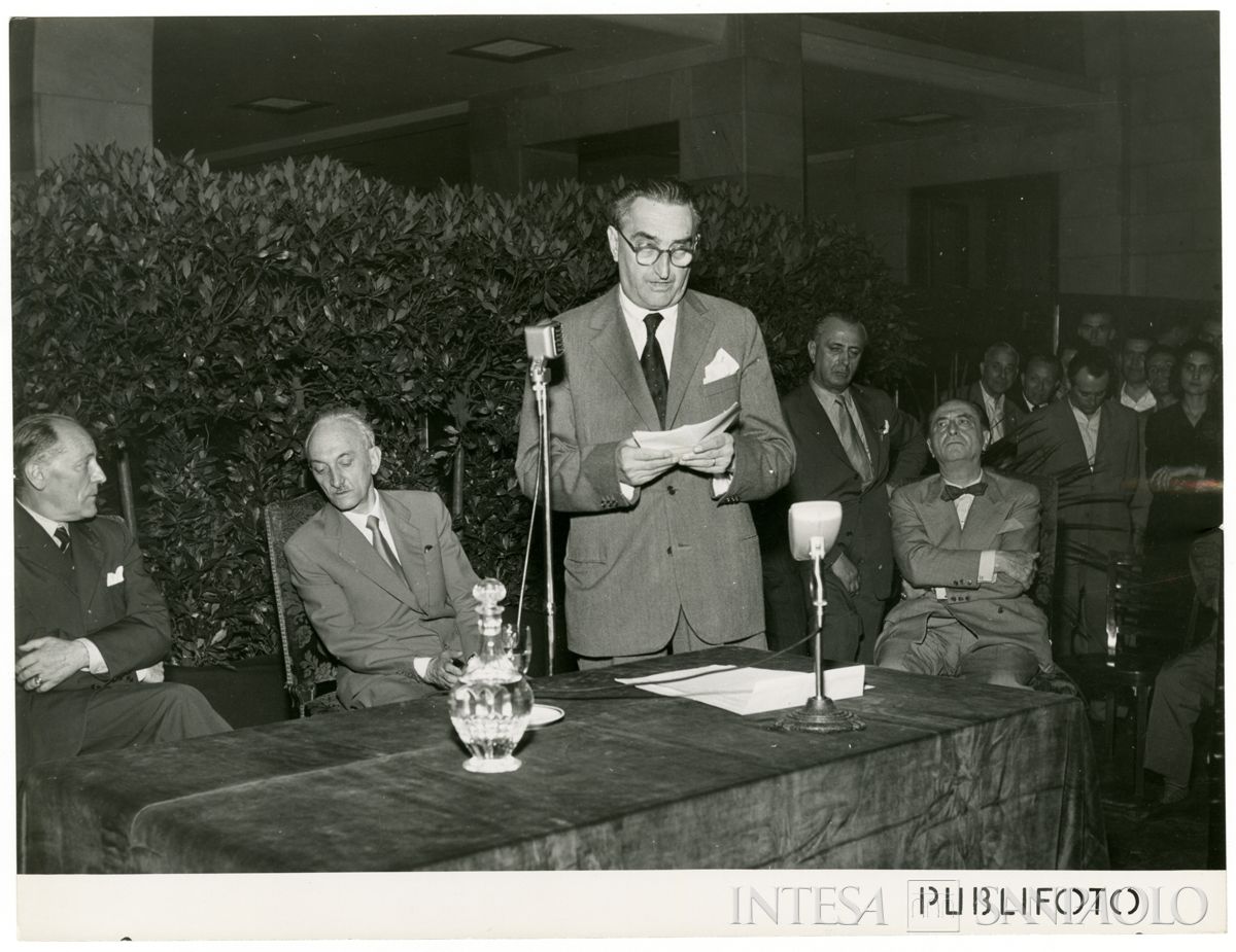 Commemorazione dello scomparso presidente Cariplo Stefano Jacini all'interno del Palazzo delle Colonne; intervento di persona n.i., 4 luglio 1952 (Publifoto)