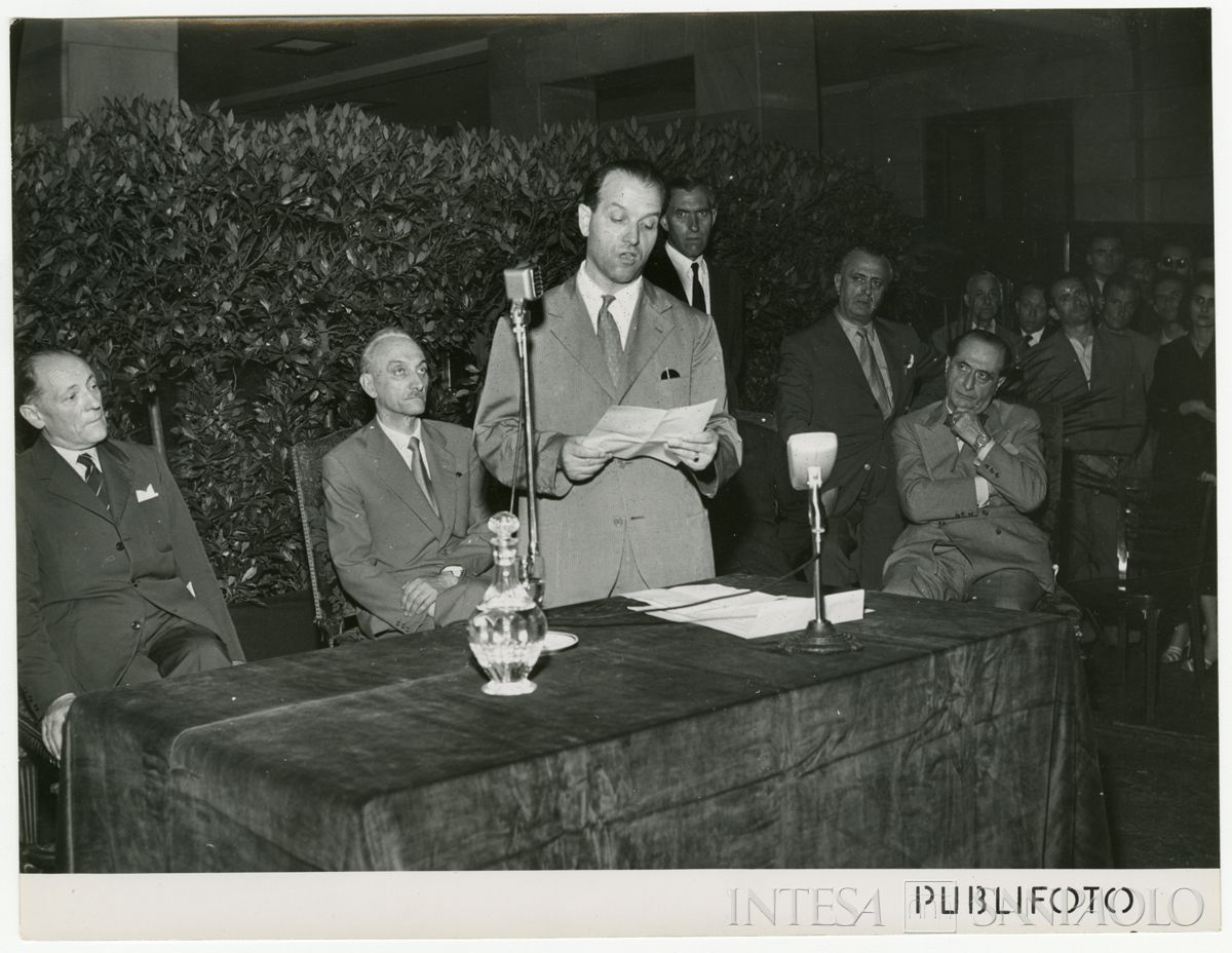 Commemorazione dello scomparso presidente Cariplo Stefano Jacini all'interno del Palazzo delle Colonne; intervento di persona n.i., 4 luglio 1952 (Publifoto)