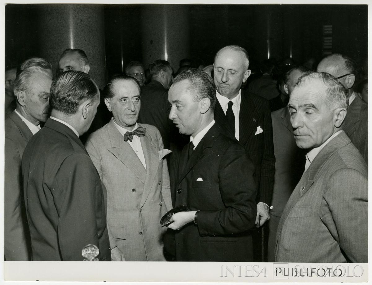 Commemorazione dello scomparso presidente Cariplo Stefano Jacini all'interno del Palazzo delle Colonne; saluti di personalità Cariplo a persona n.i., 4 luglio 1952 (Publifoto)