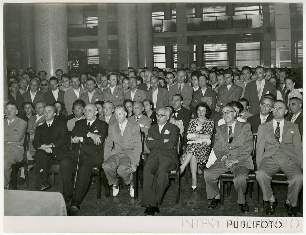 Partecipanti alla commemorazione dello scomparso presidente Cariplo Stefano Jacini all'interno del Palazzo delle Colonne; primo da sinistra Albino Donati, 4 luglio 1952 (Publifoto)