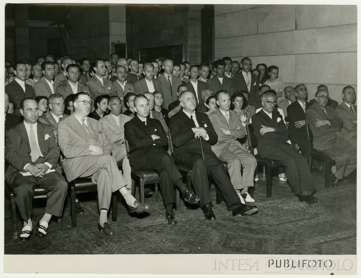 Partecipanti alla commemorazione dello scomparso presidente Cariplo Stefano Jacini all'interno del Palazzo delle Colonne; secondo da sinistra Albino Donati, 4 luglio 1952 (Publifoto)