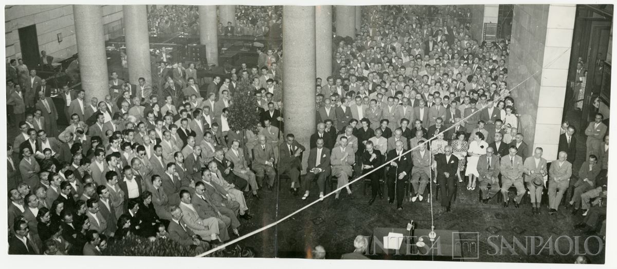 Partecipanti alla commemorazione dello scomparso presidente Cariplo Stefano Jacini all'interno del Palazzo delle Colonne, 4 luglio 1952 (Publifoto)