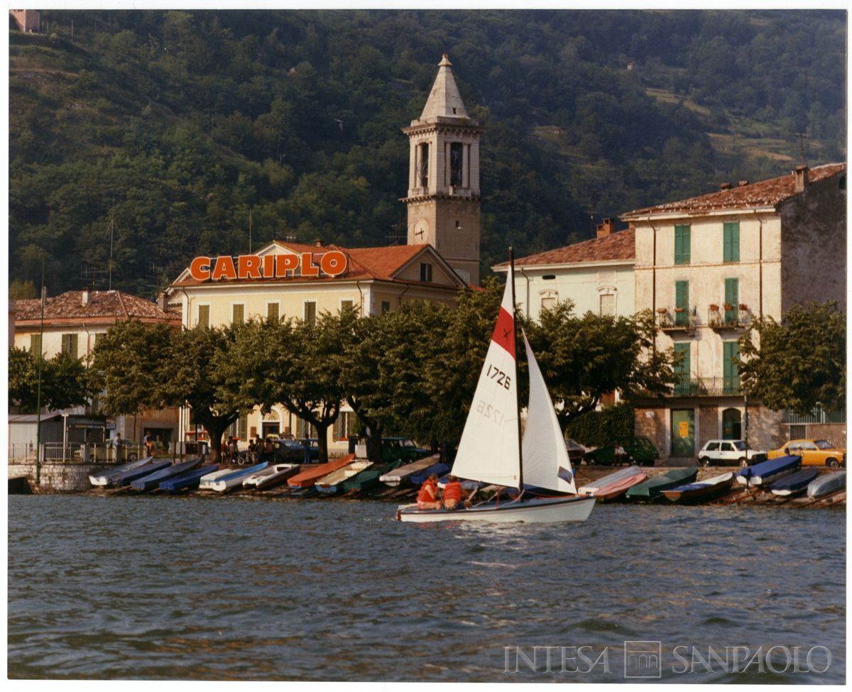 Cariplo, esterno della filiale di Porlezza, 1979 (Mario La Porta)