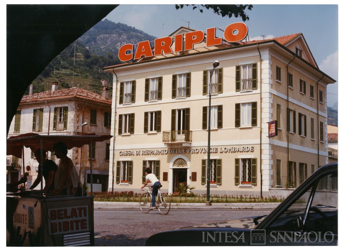 Cariplo, esterno della filiale di Porlezza, 1979 (Mario La Porta)