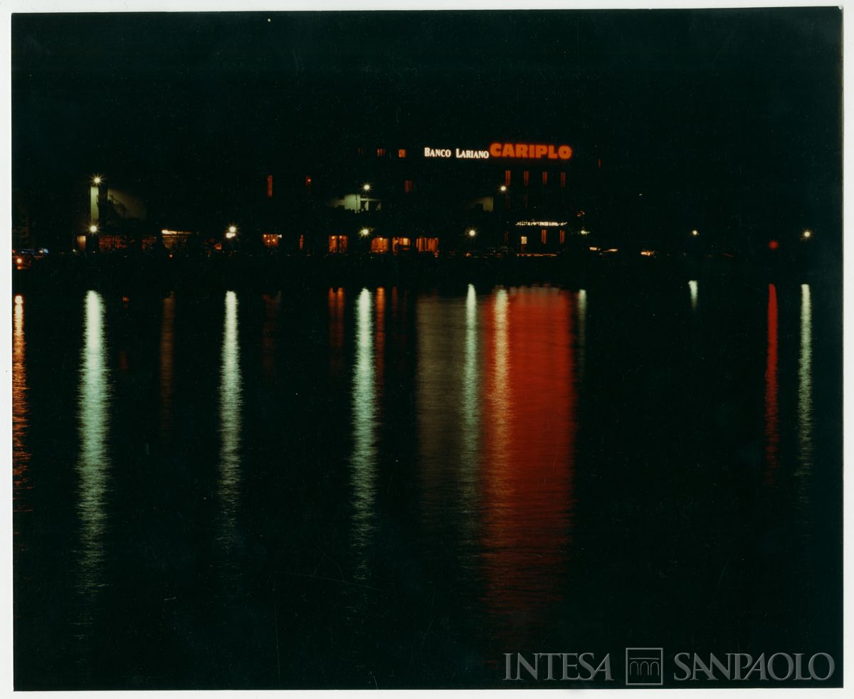 Cariplo, esterno notturno della filiale di Porlezza, 1979 (Mario La Porta)