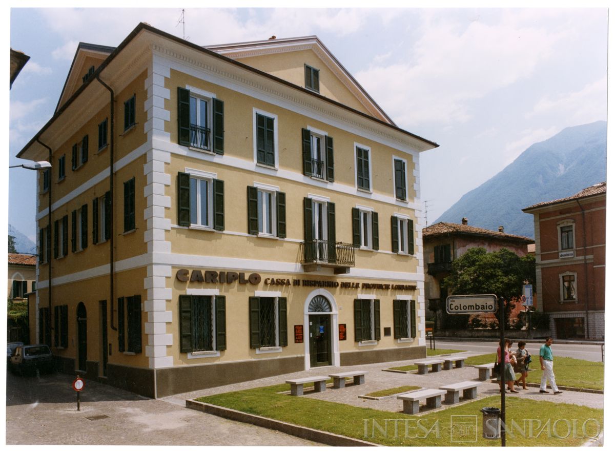 Cariplo, esterno della filiale di Porlezza, 16 giugno 1989 (Dino Sala)