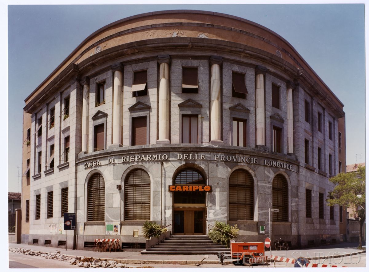Cariplo, esterno della filiale di Saronno, 20 giugno 1983 (Mario La Porta)