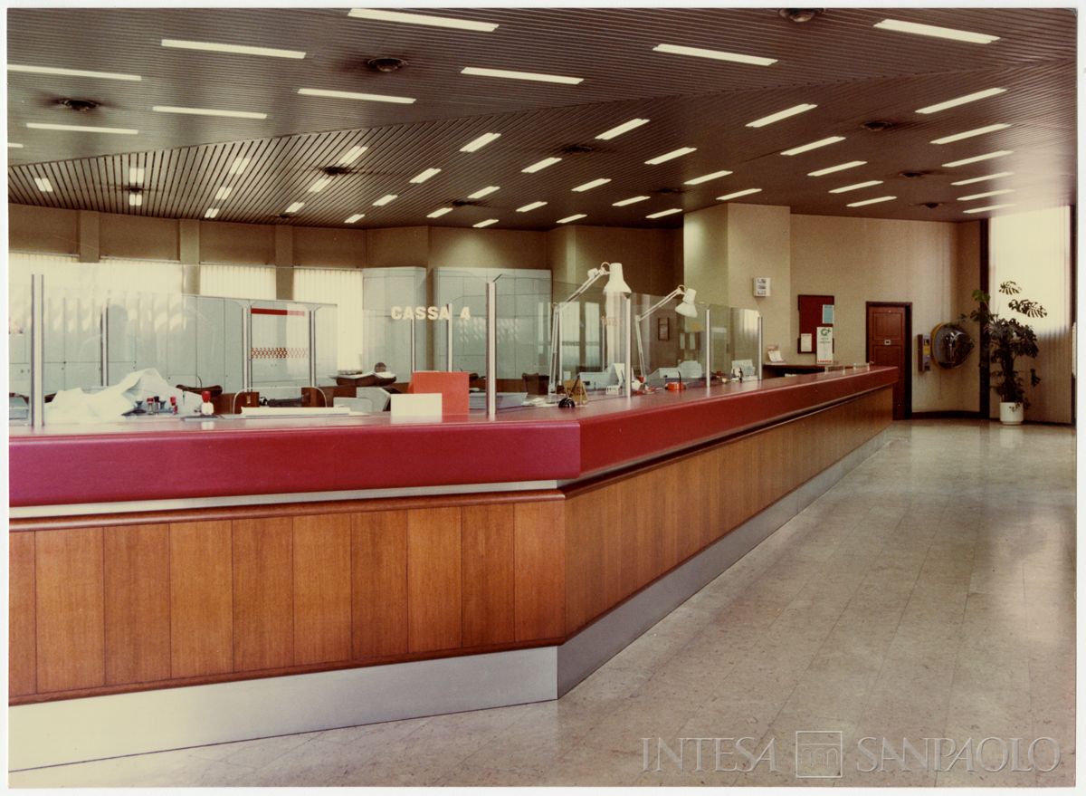 Cariplo, interno della filiale di Saronno, 20 giugno 1983 (Mario La Porta)
