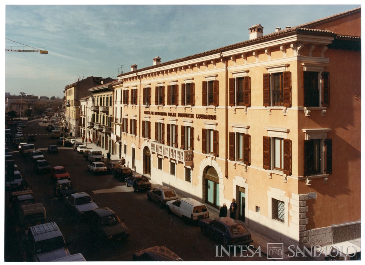 Cariplo, esterno della Sede di Verona, Casa Bernini, 10 marzo 1988 (Mario La Porta)
