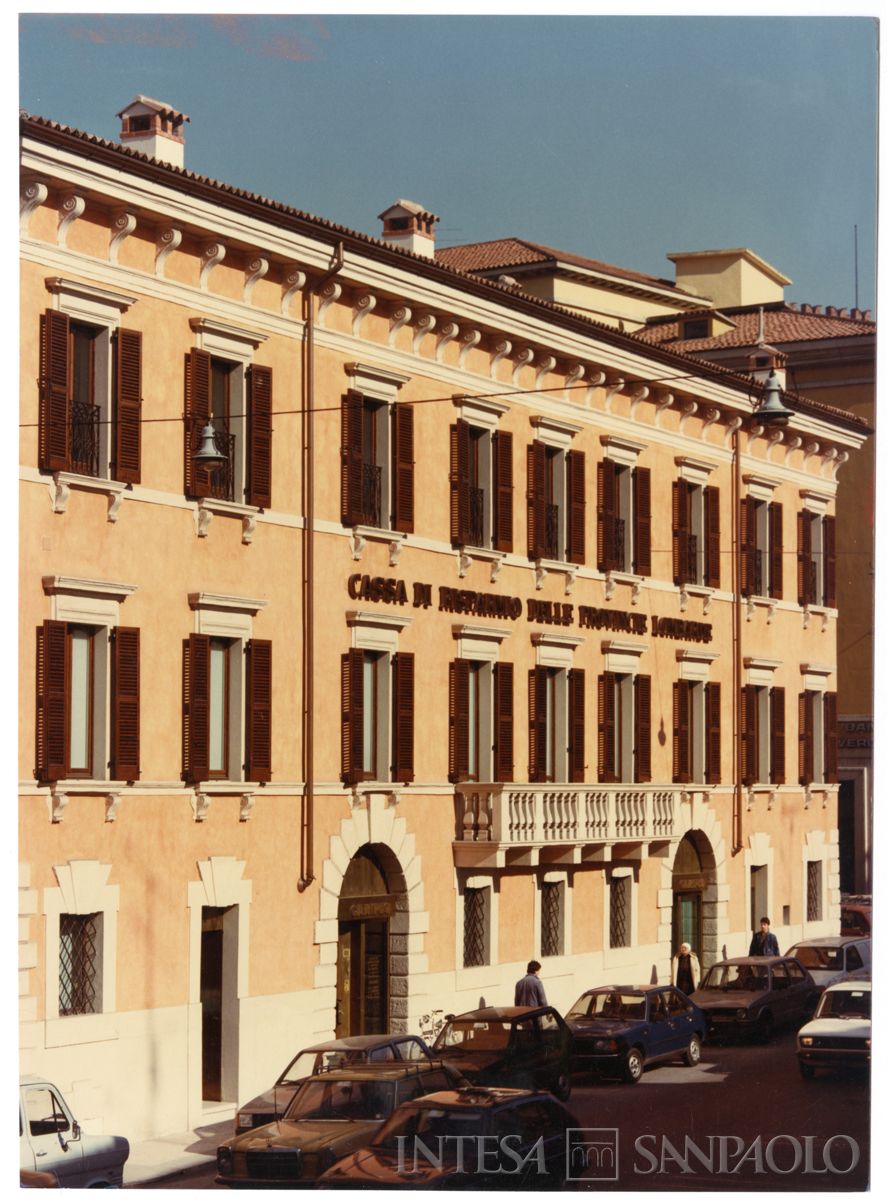 Cariplo, esterno della Sede di Verona, Casa Bernini, 10 marzo 1988 (Mario La Porta)