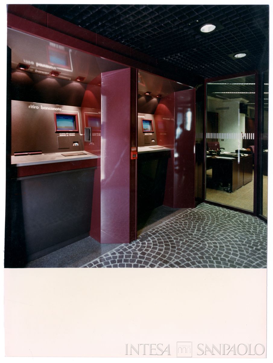 Cariplo, bancomat della Sede di Verona, Casa Bernini, 10 marzo 1988 (Mario La Porta)