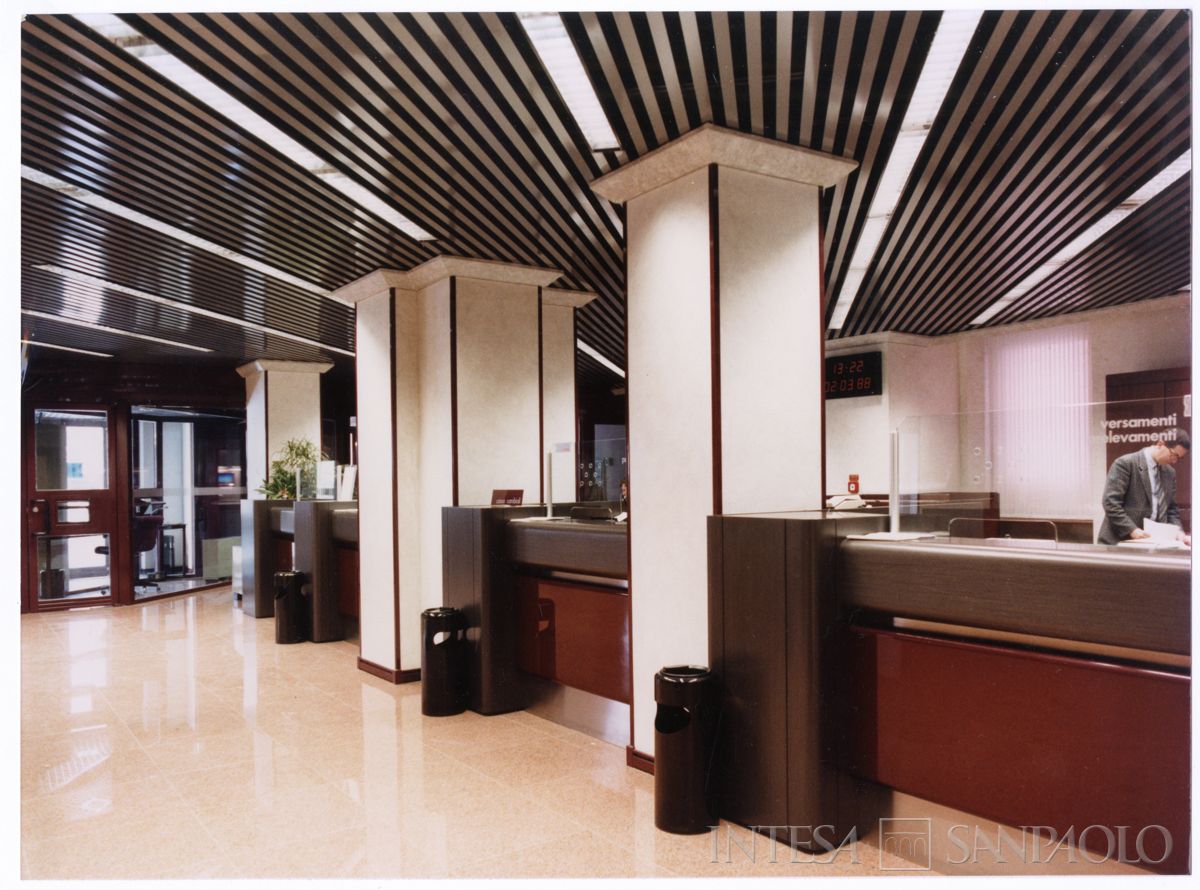 Cariplo, salone del pubblico della Sede di Verona, Casa Bernini, 10 marzo 1988 (Mario La Porta)