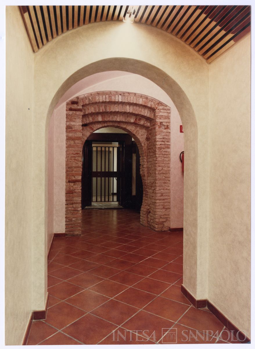 Cariplo, corridoio sotterraneo nella Sede di Verona, Casa Bernini, 10 marzo 1988 (Mario La Porta)