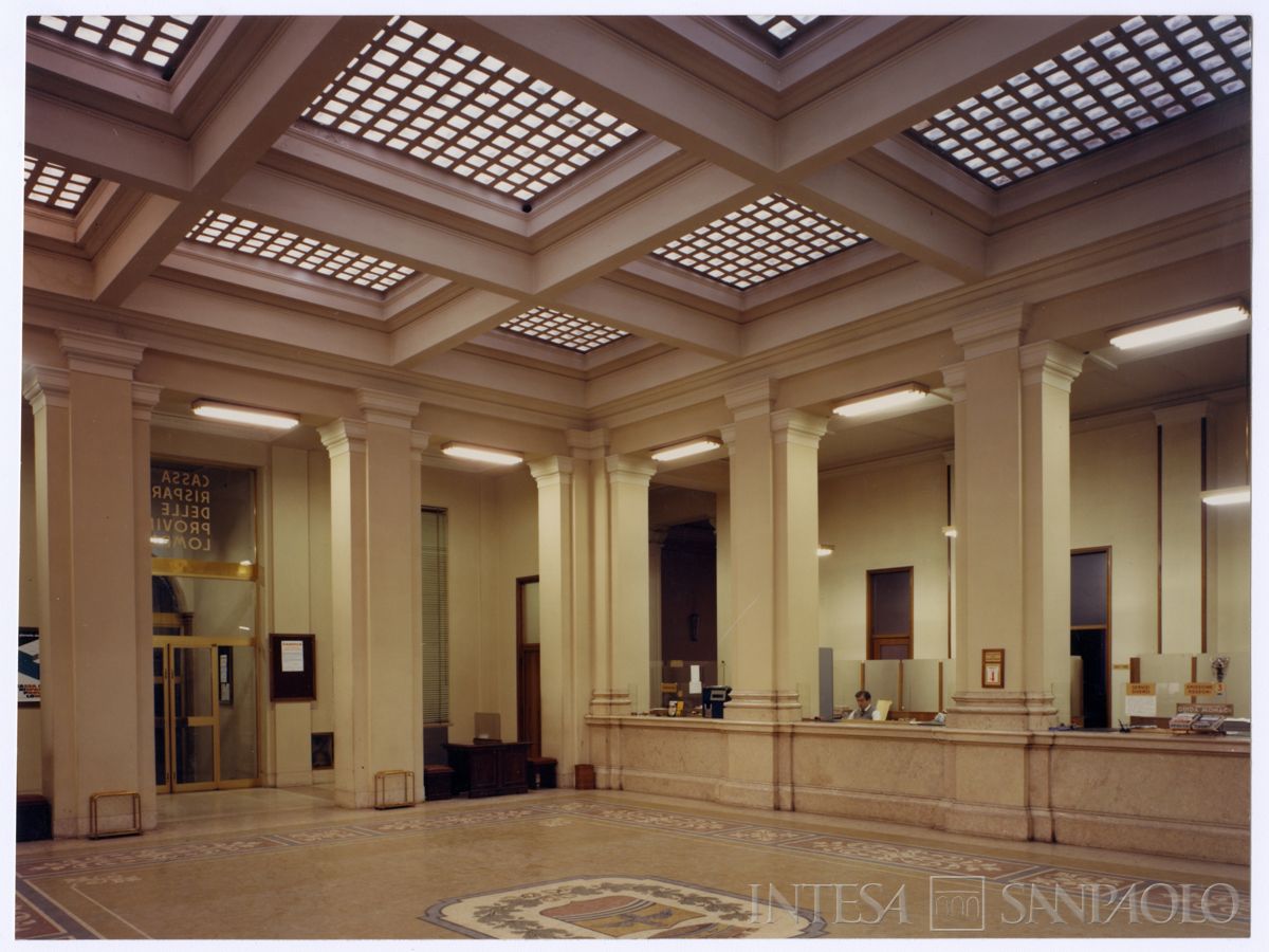 Cariplo, salone del pubblico della filiale di Voghera, 1980 (Mario La Porta)