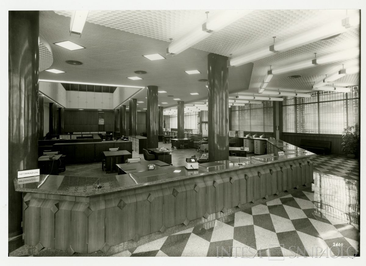 Cariplo, salone del pubblico e back office della Sede di Brescia, 14 aprile 1967 (Vincenzo Aragozzini)