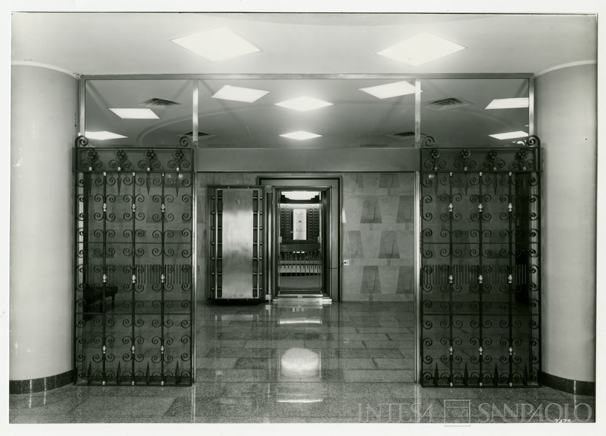 Cariplo, ingresso alle cassette di sicurezza della Sede di Brescia, 14 aprile 1967 (Vincenzo Aragozzini)
