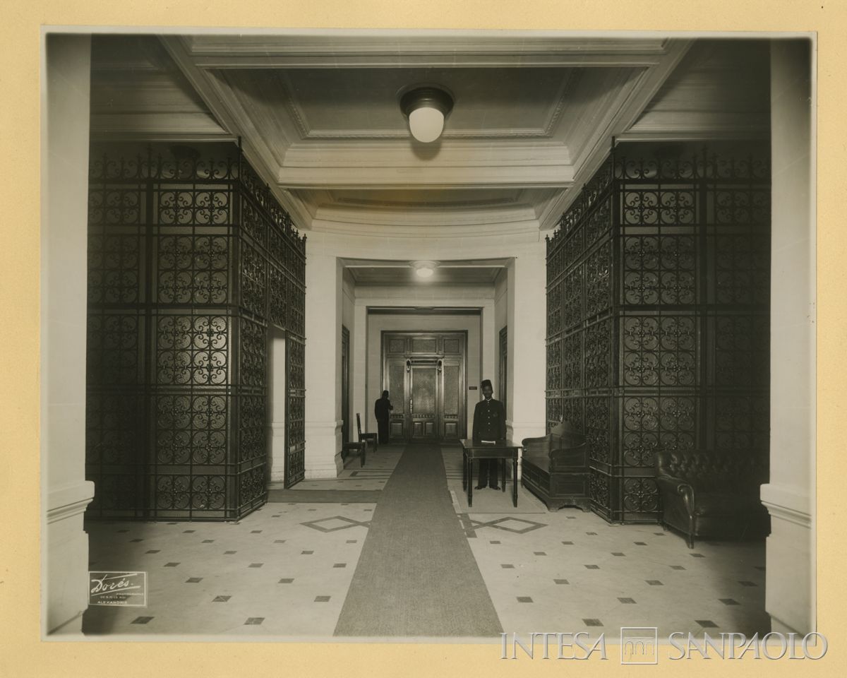 Banca Commerciale Italiana per l'Egitto, Alessandria d'Egitto: sede di [Via della Vecchia Borsa 3], anni 1920 (foto di U. Dorés)