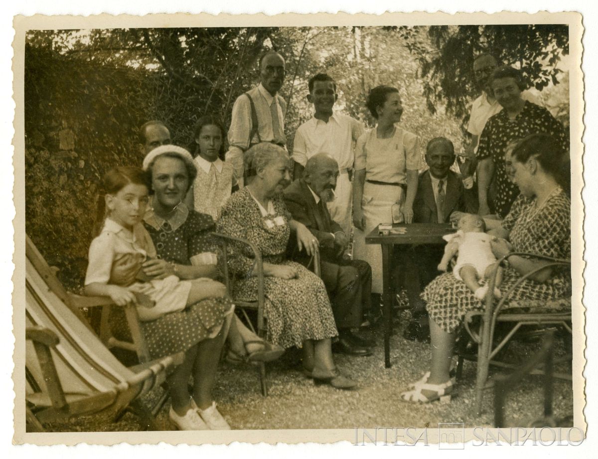 Toeplitz Lodovico in giardino con la moglie, parenti e amici, anni 1950 (Foto Sklad)