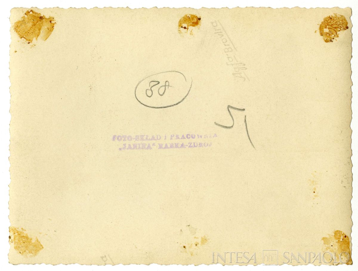 Toeplitz Lodovico in giardino con la moglie, parenti e amici, anni 1950 (Foto Sklad), verso