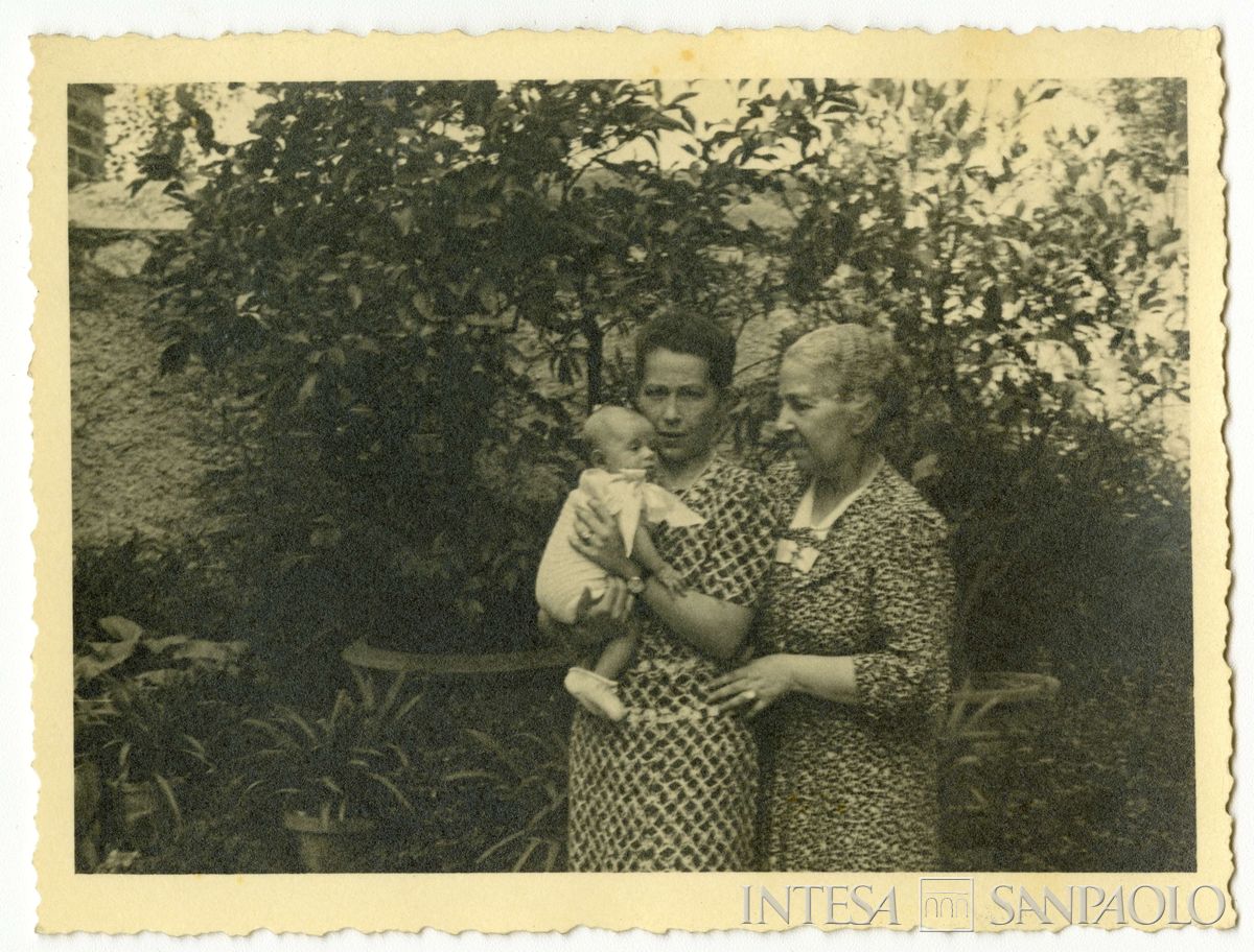 Toeplitz Rosa Maria Anna (Rosy) all'aperto con [la figlia Laura Todeschini] e Lina Falk Fabian, 31 luglio 1938 (fotografo sconosciuto)