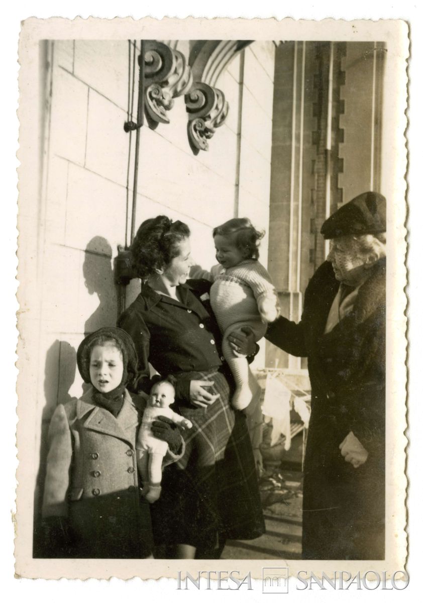 Toeplitz Rosa Maria Anna (Rosy) con i figli Paolo e Laura Todeschini e Lina Falk, gennaio 1943 (fotografo sconosciuto)
