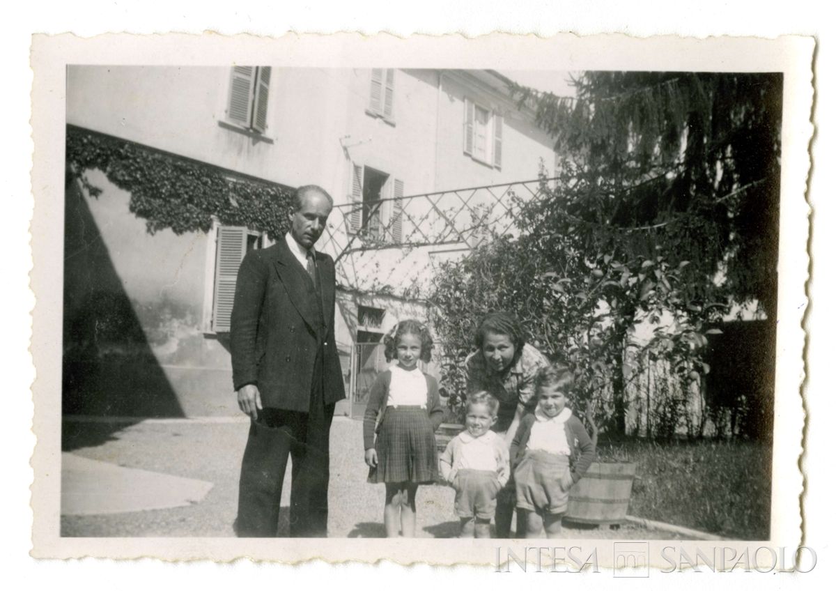 Famiglia Todeschini all'aperto nel cortile di cascina Camilla di proprietà degli Scavia, 1944 - 1945 (fotografo sconosciuto)