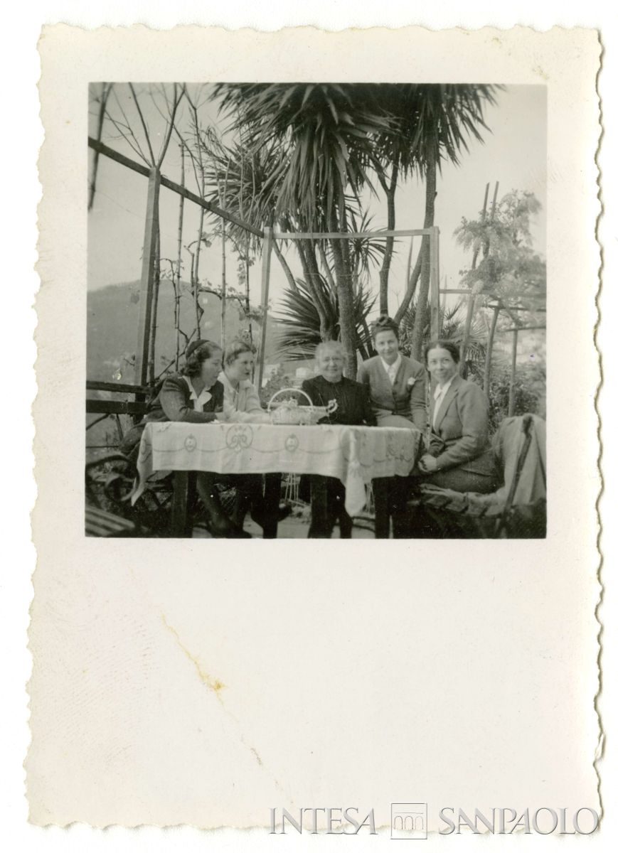 Toeplitz Rosa Maria Anna (Rosy) e Sofia con altre signore all'aperto, 1940 - 1945 (fotografo sconosciuto)