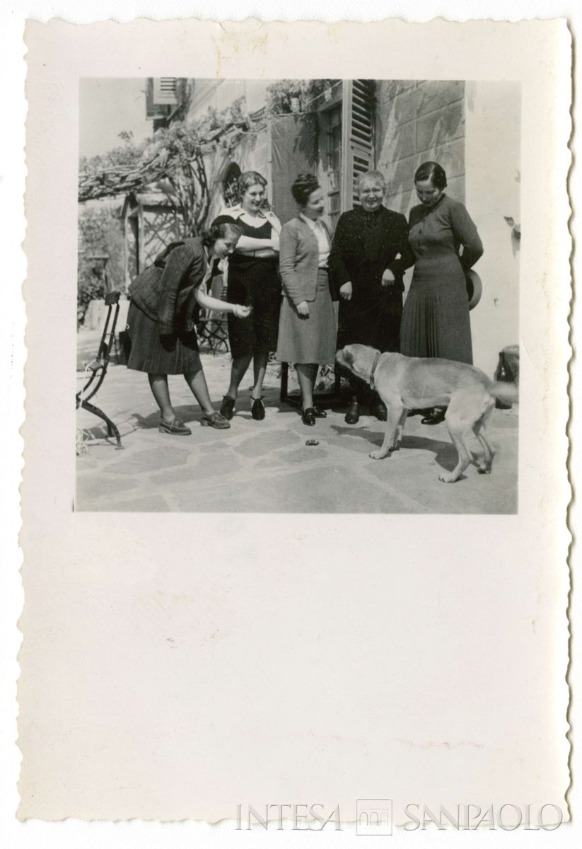 Toeplitz Rosa Maria Anna (Rosy) e Sofia con altre signore all'aperto, 1940 - 1945 (fotografo sconosciuto)