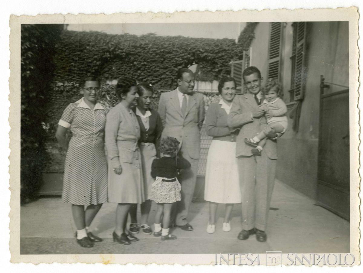 Foto di gruppo di alcuni componenti della famiglia Scavia, Toeplitz, Todeschini nel cortile della loro abitazione, la cascina Camilla a Frugarolo, 1942 (fotografo sconosciuto)