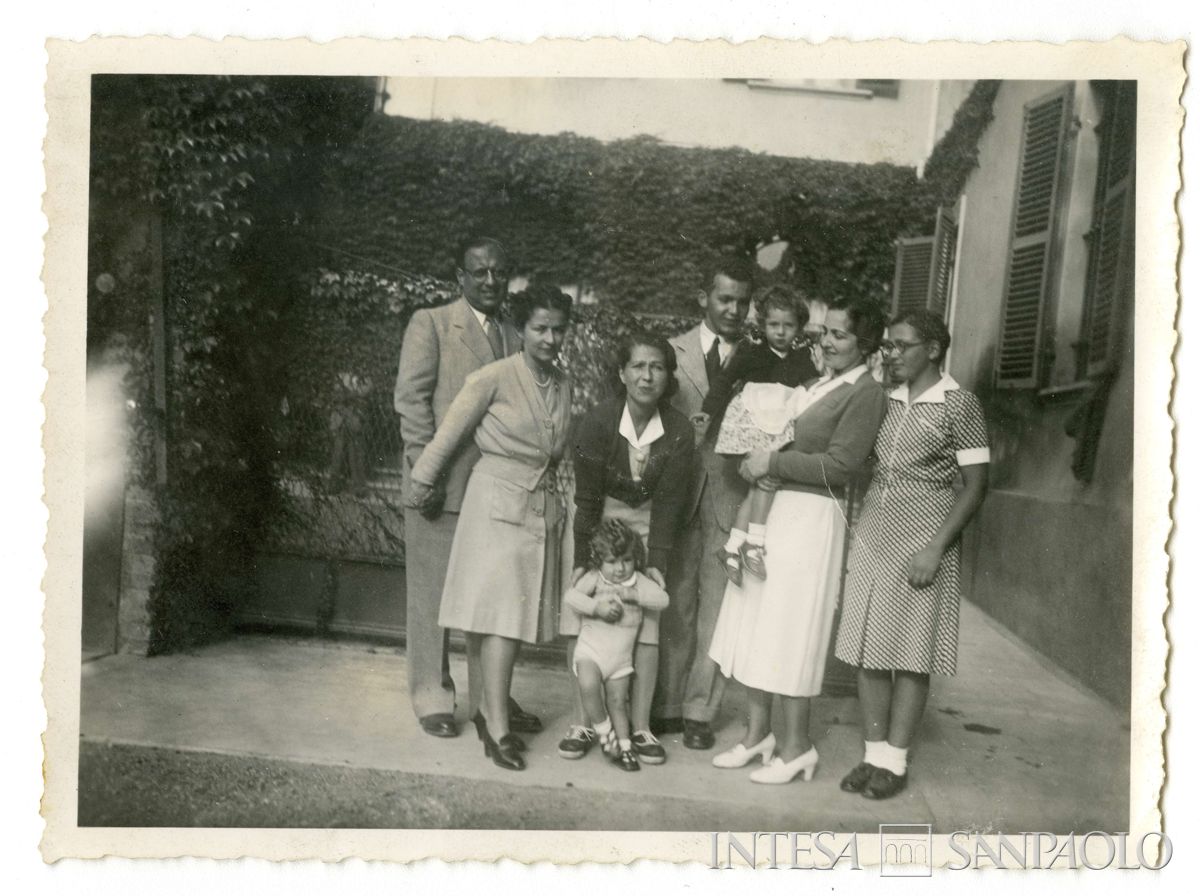 Foto di gruppo di alcuni componenti della famiglia Scavia, Toeplitz, Todeschini nel cortile della loro abitazione, la cascina Camilla a Frugarolo, 1942 (fotografo sconosciuto)