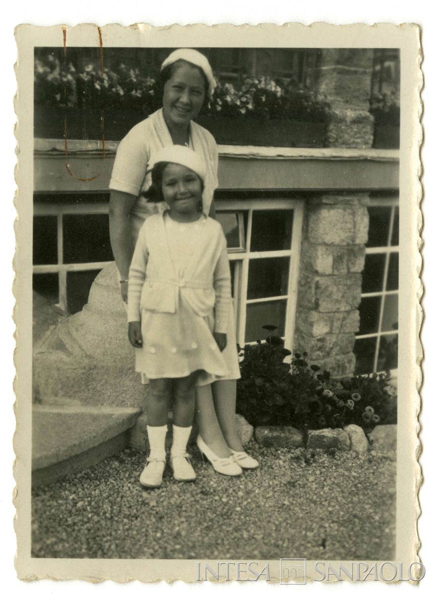 Toeplitz Rosa Maria Anna (Rosy) con la nipote [Graziella Scavia] all'aperto, 1932 (fotografo sconosciuto)