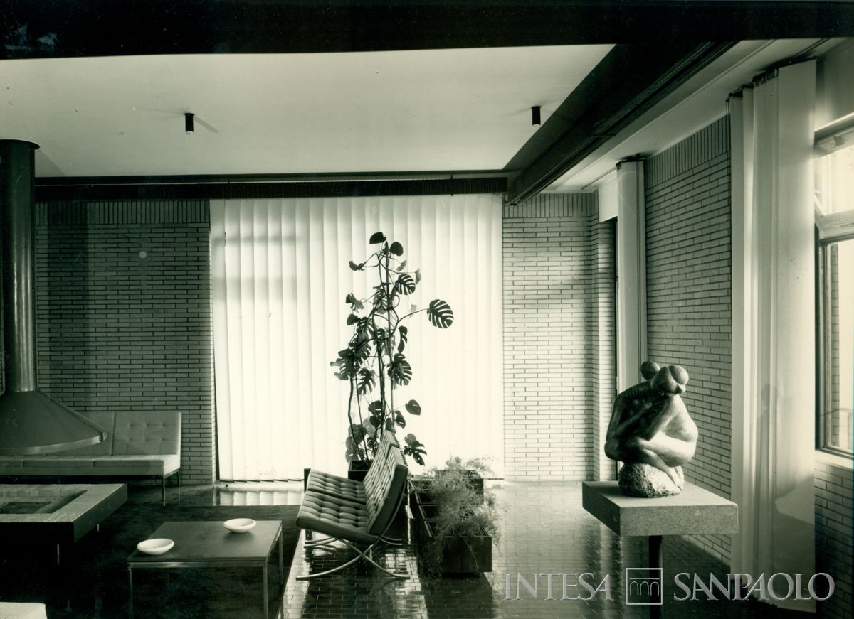 Il circolo sportivo dell'IMI, Roma, via dell'Acqua Acetosa 15: interno con scultura di donna accovacciata, forse di Emilio Greco, [1961] (fotografia di Gianni Praturlon dell'Agenzia "Pierluigi")