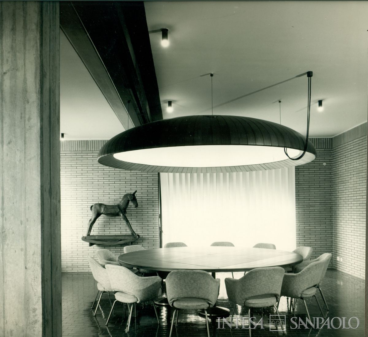 Il circolo sportivo dell'IMI, Roma, via dell'Acqua Acetosa 15: interno con cavallo a dondolo, [1961] (fotografia di Gianni Praturlon dell'Agenzia "Pierluigi")