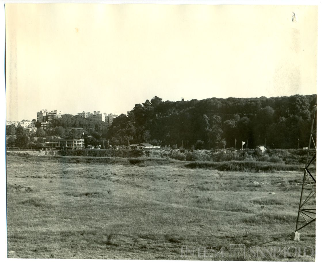Il circolo sportivo dell'IMI, Roma, via dell'Acqua Acetosa 15: area lungo il fiume Tevere scelta per l'edificazione, prima dei lavori di costruzione, [1959-1960] (fotografo sconosciuto)