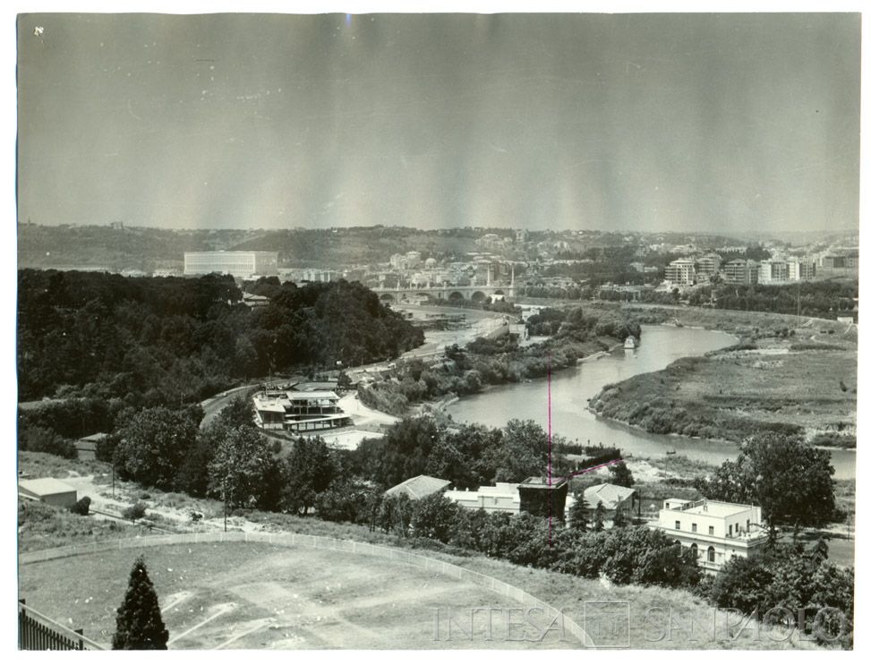 Il circolo sportivo dell'IMI, Roma, via dell'Acqua Acetosa 15: area lungo il fiume Tevere scelta per l'edificazione, prima dei lavori di costruzione, [1959-1960] (fotografo sconosciuto)