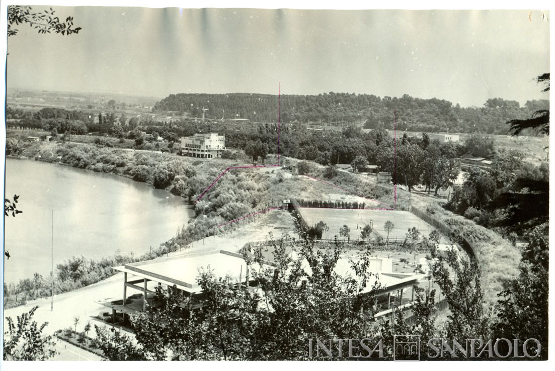 Il circolo sportivo dell'IMI, Roma, via dell'Acqua Acetosa 15: area lungo il fiume Tevere scelta per l'edificazione, prima dei lavori di costruzione, [1959-1960] (fotografo sconosciuto)