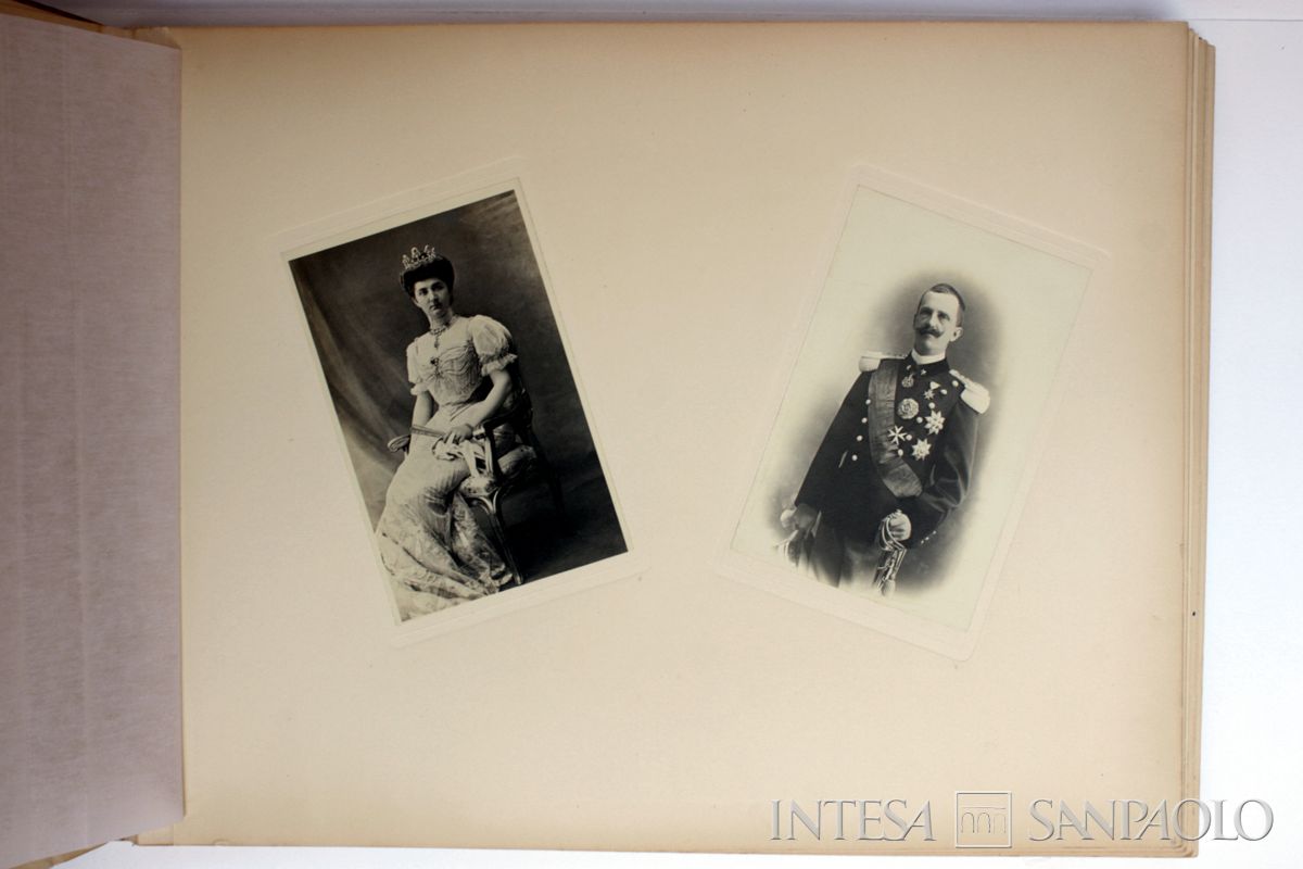 Album sul terremoto di Messina e Reggio Calabria. Ritratti della Regina Elena e del Re d'Italia Vittorio Emanuele III, 1909 (fotografo sconosciuto)