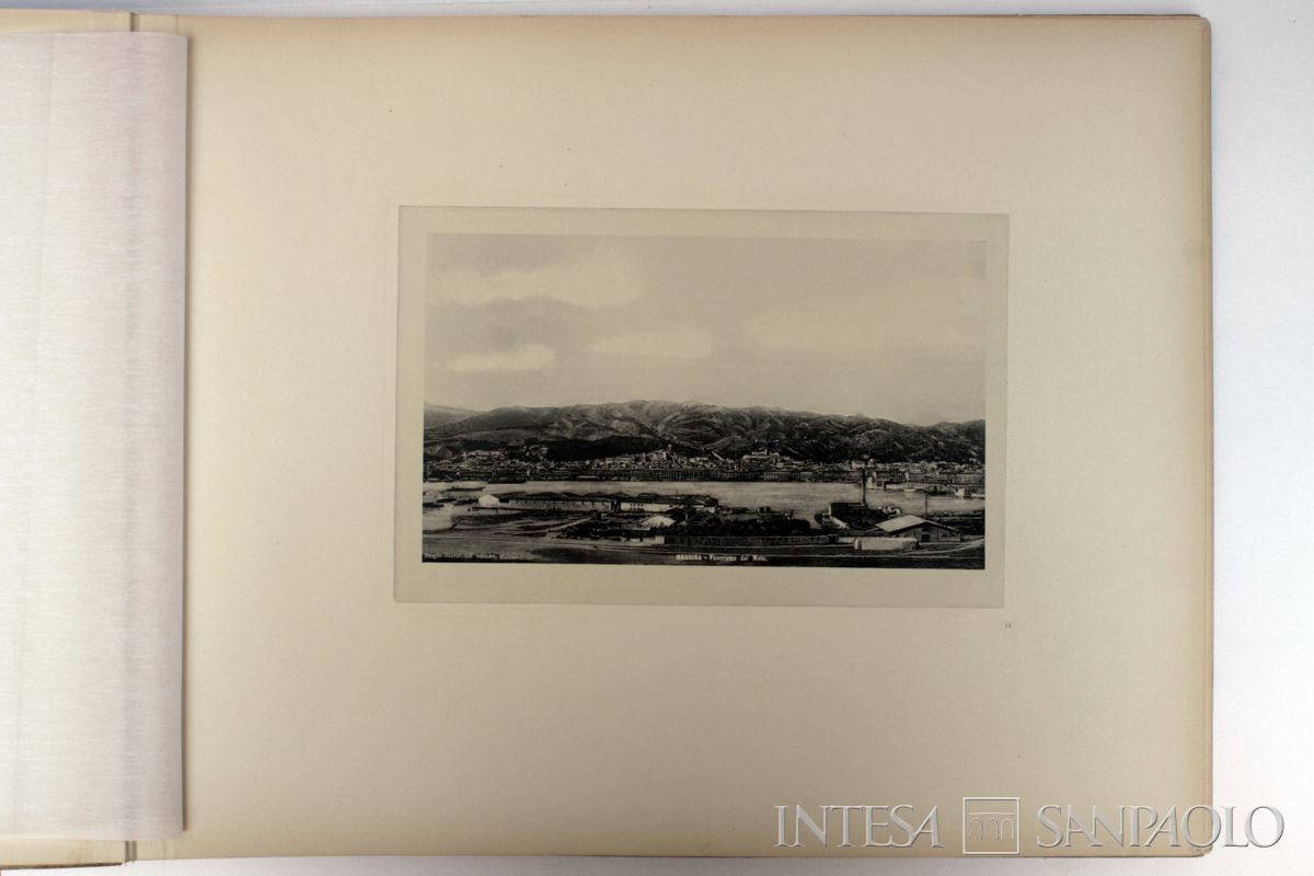 Album sul terremoto di Messina e Reggio Calabria. Panorama di Messina prima del terremoto del 28 dicembre 1908 (Biagio Giarmoleo editore)