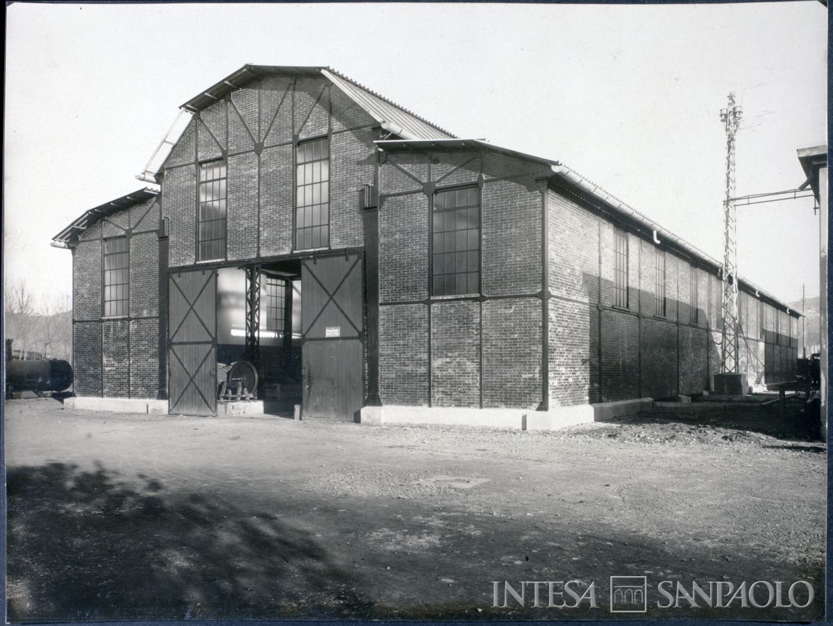 Veduta esterna dello stabilimento dedicato alla fonderia della Società Anonima Cerpelli & C., La Spezia, 1931-1932 (fotografo sconosciuto)