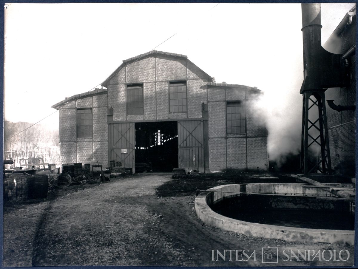 Veduta esterna dello stabilimento dedicato alla fonderia della Società Anonima Cerpelli & C., La Spezia, 1931-1932 (fotografo sconosciuto)