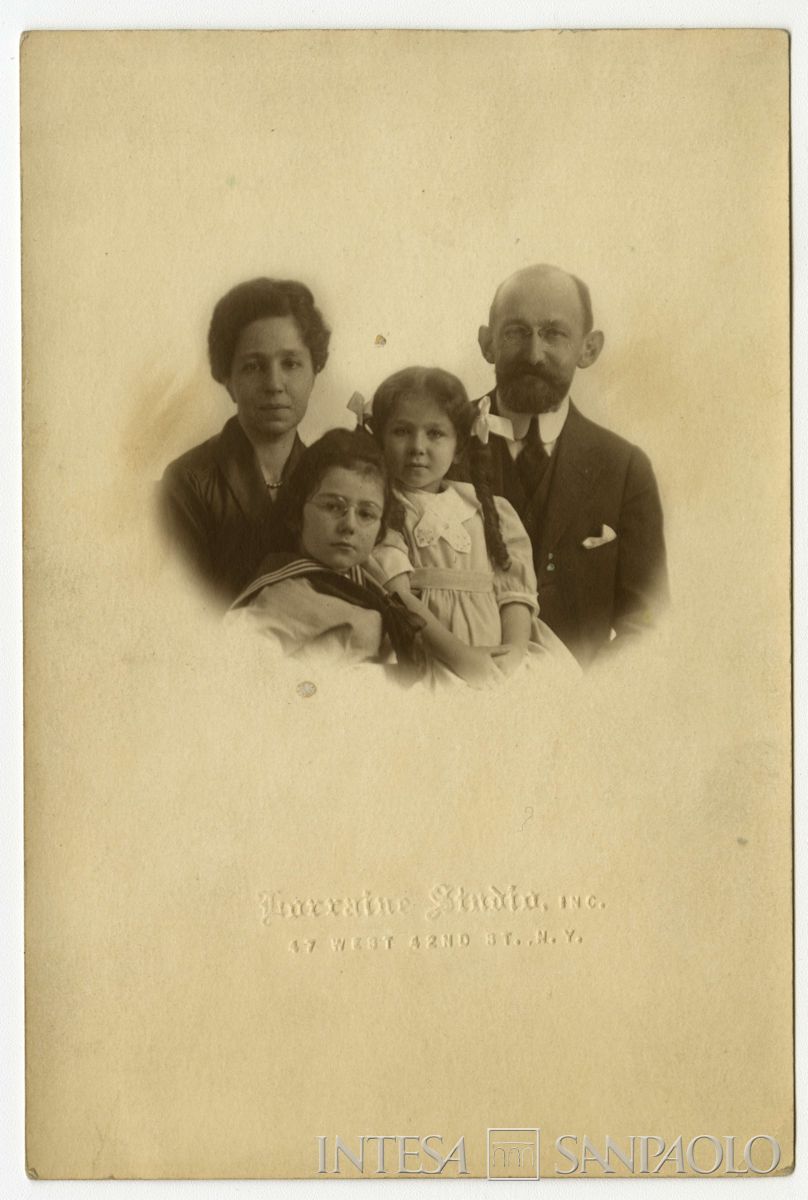 Toeplitz Lodovico ritratto con la famiglia in studio fotografico, 1914 - 1917 (Lorraine Studio)