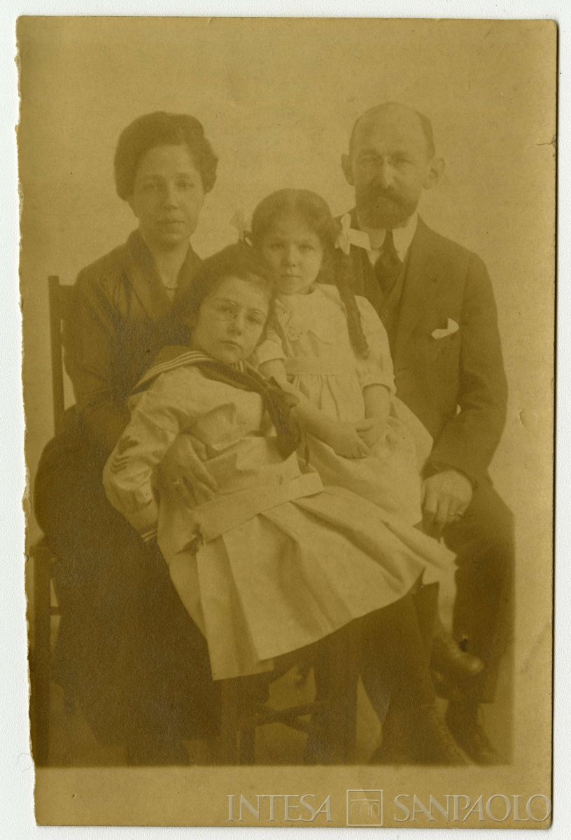 Toeplitz Lodovico ritratto con la famiglia in studio fotografico, 1914 - 1917 (Lorraine Studio)