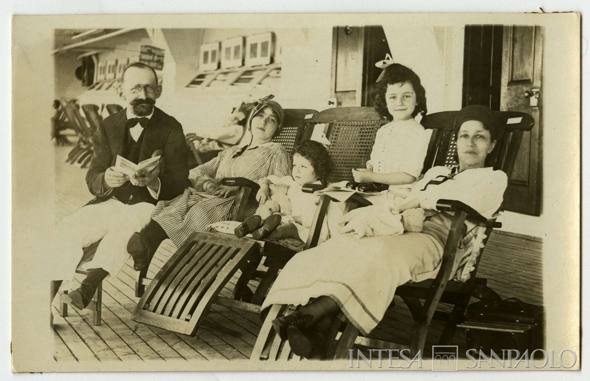 Toeplitz Lodovico con la famiglia sul ponte di una nave in viaggio per il Sud America, 1914 (fotografo sconosciuto)