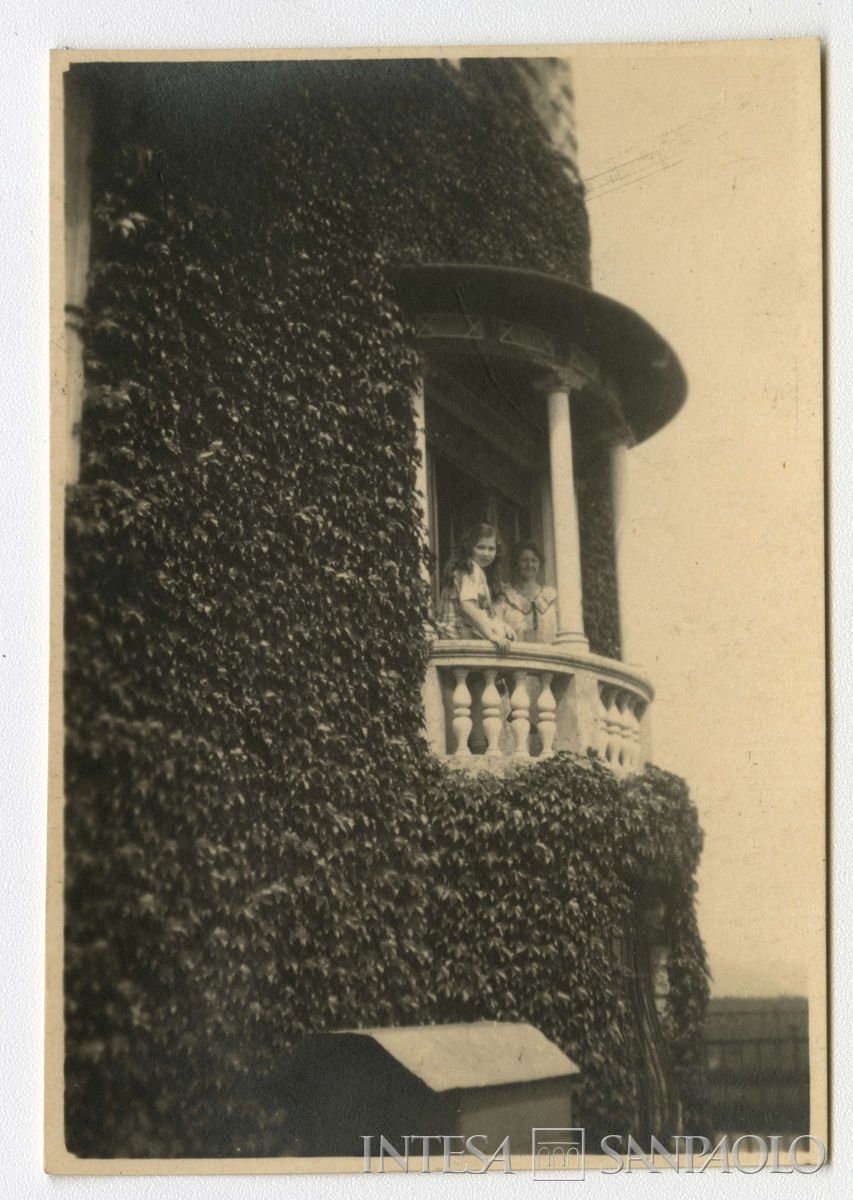 Toeplitz Rosa Maria Anna (Rosy) con la signora Shmit sul balcone dell'abitazione di Varese, estate 1924 (fotografo sconosciuto)