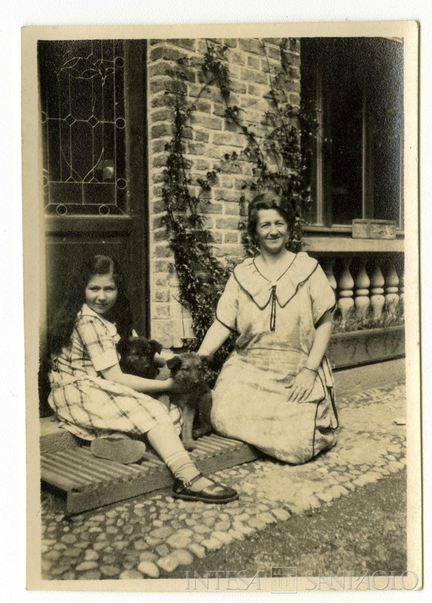 Toeplitz Rosa Maria Anna (Rosy) con la signora Shmit davanti a un ingresso dell'abitazione di Varese, estate 1924 (fotografo sconosciuto)