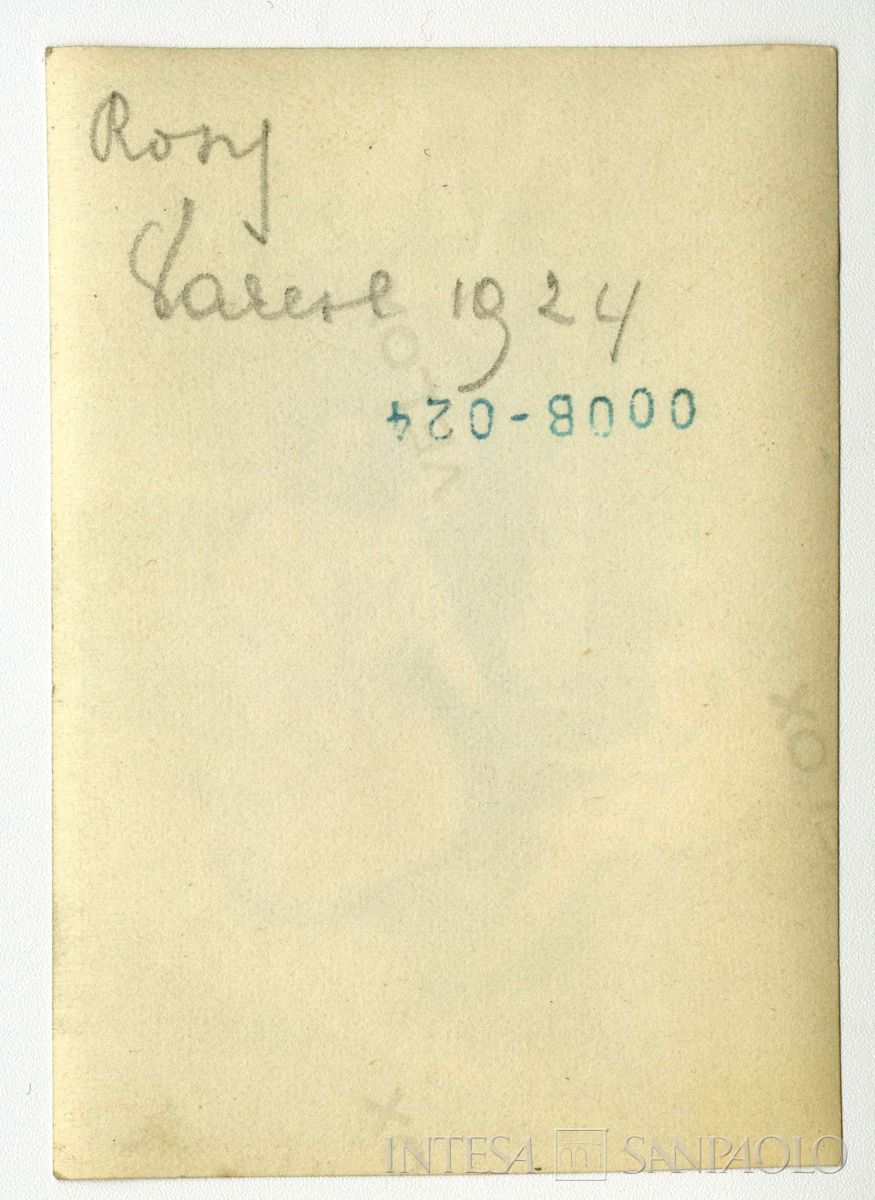 Toeplitz Rosa Maria Anna (Rosy) con la signora Shmit davanti a un ingresso dell'abitazione di Varese, estate 1924 (fotografo sconosciuto), verso