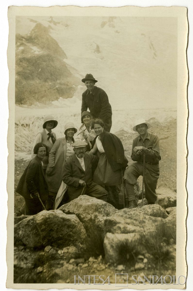 Toeplitz Lodovico con le figlie Rosa Maria Anna (Rosy) e Enrichetta (Rysia), Lina Falk Fabian e altre persone in montagna, primi anni 1930 (fotografo sconosciuto)