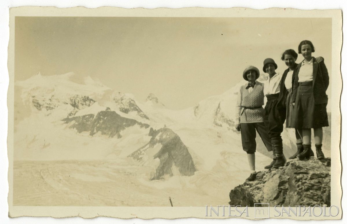 Toeplitz Lodovico con le figlie Rosa Maria Anna (Rosy) e Enrichetta (Rysia), Lina Falk Fabian e altre persone in montagna, primi anni 1930 (fotografo sconosciuto)